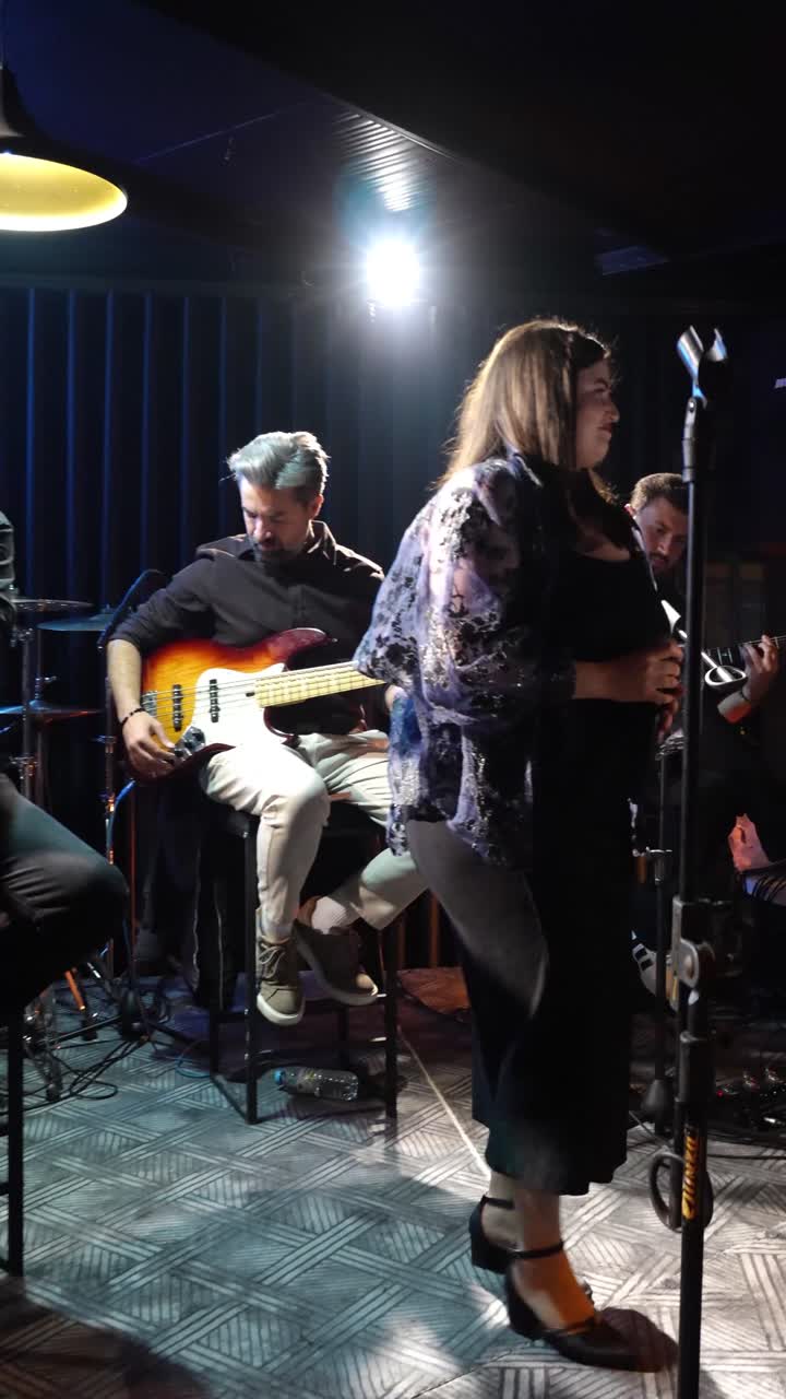Mi Sueño'da şarkıcı ve müzisyenlerin canlı performansı